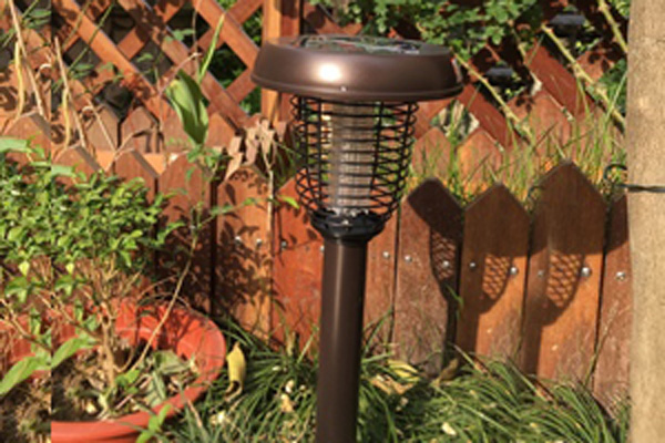 院子里裝的太陽能滅蚊燈